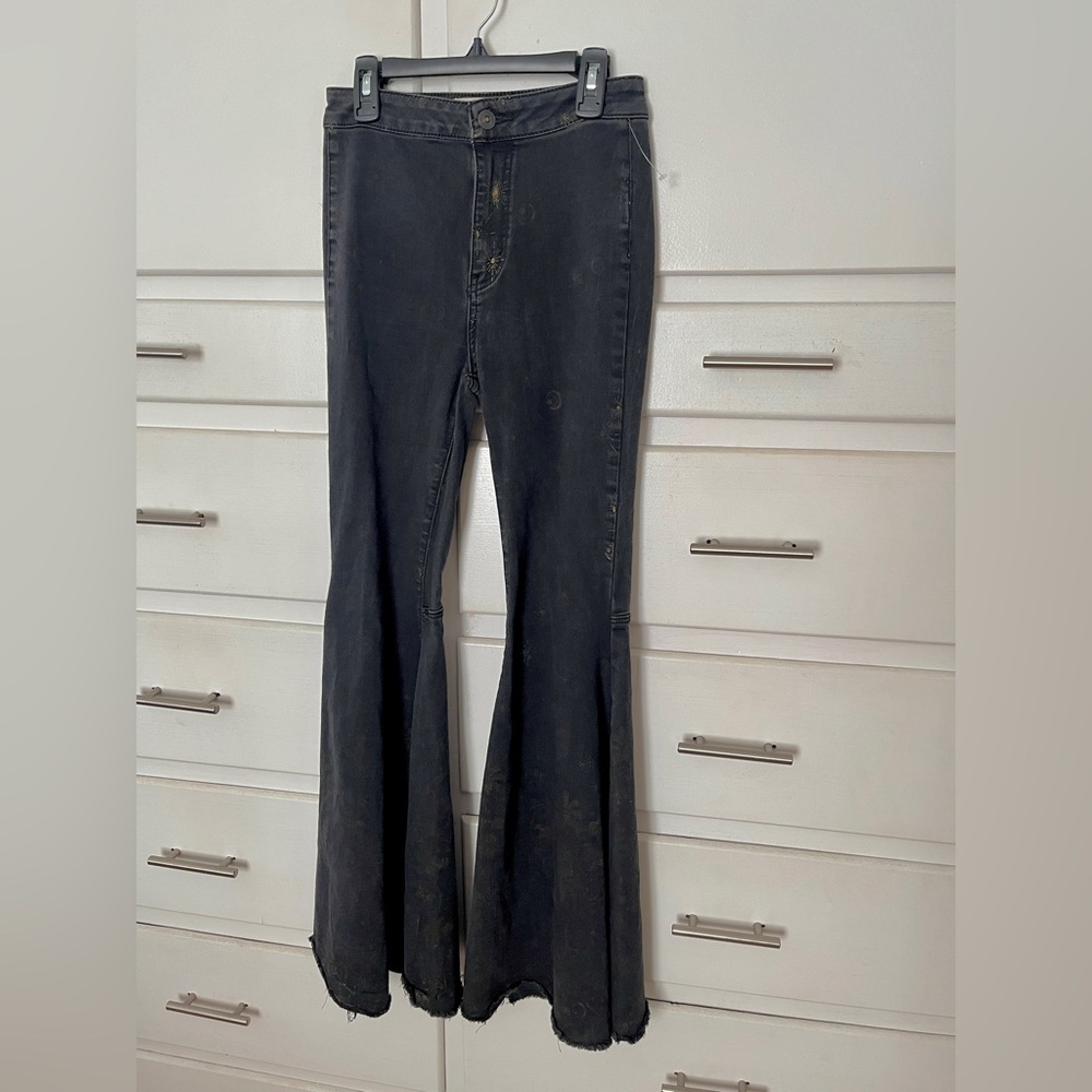 🆕 Free People Black Flared Jeans with faint gold moon and stars print size 25 - Picture 5 of 12